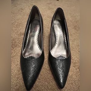 Size 7 pointed toe dark gray heels.  Snake skin design.